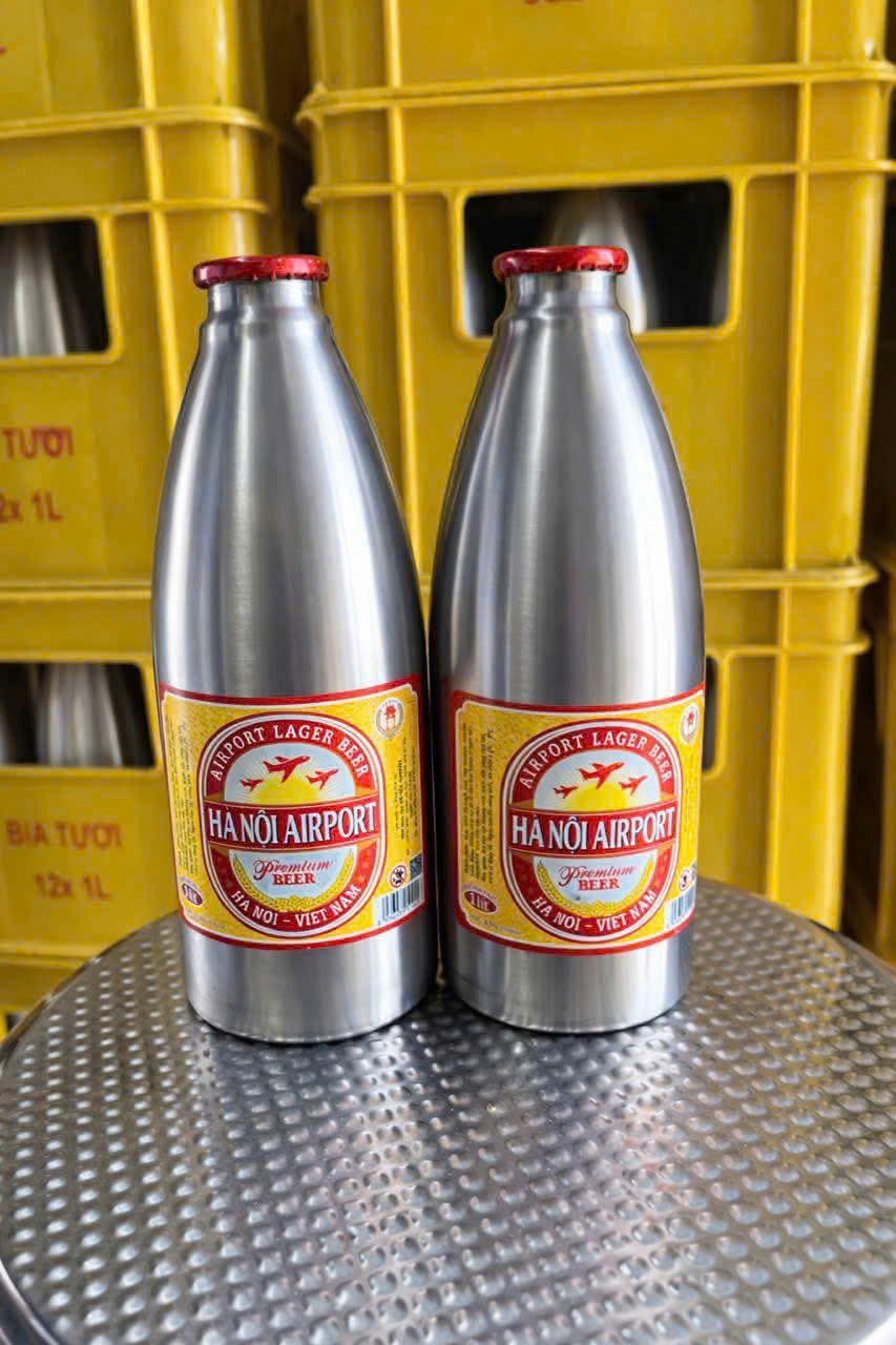 Ly bia vàng minh họa cách đánh giá màu sắc bọt bia mùi thơm và hậu vị