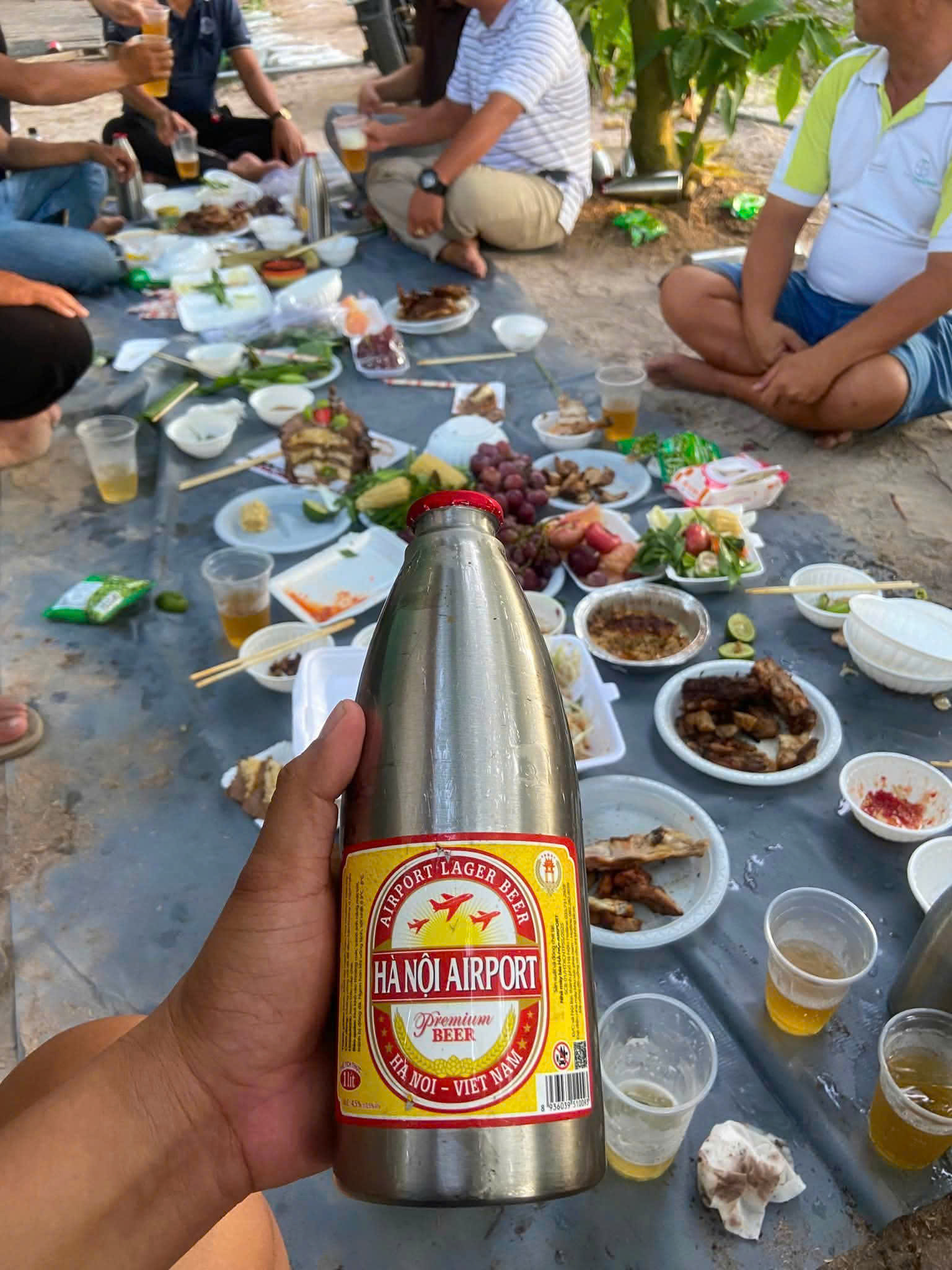 Nhân viên kiểm tra hệ thống làm lạnh đường ống và vòi rót bia tại quầy